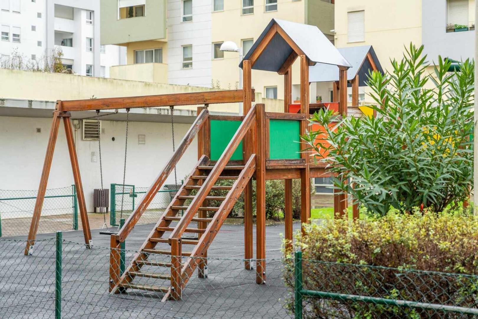 T3 Com Piscina Tenis Ginasio E Parq Infant * Lisboa
