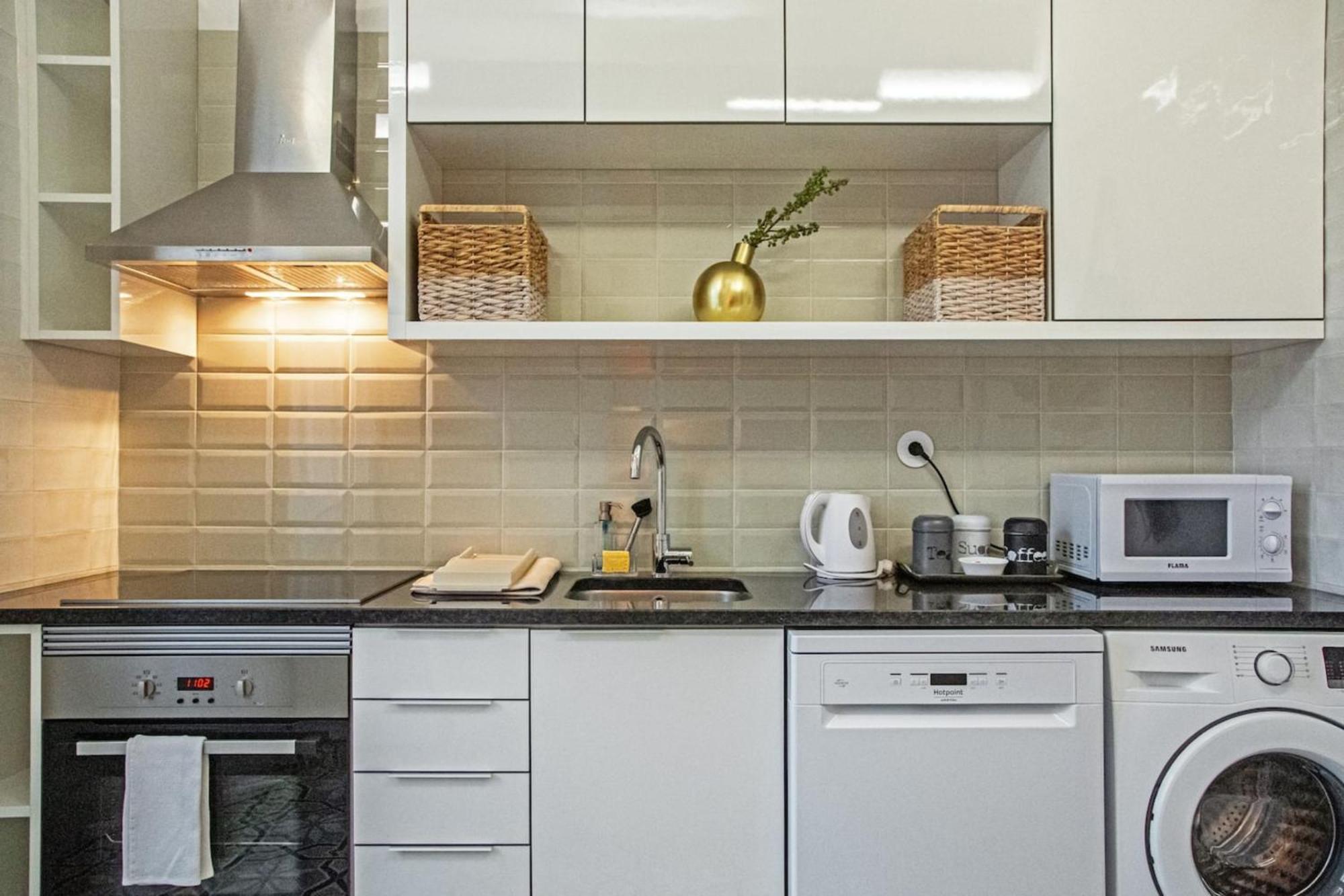Apartment Colourful And Tasteful 2bedroom In Graca Lisbon