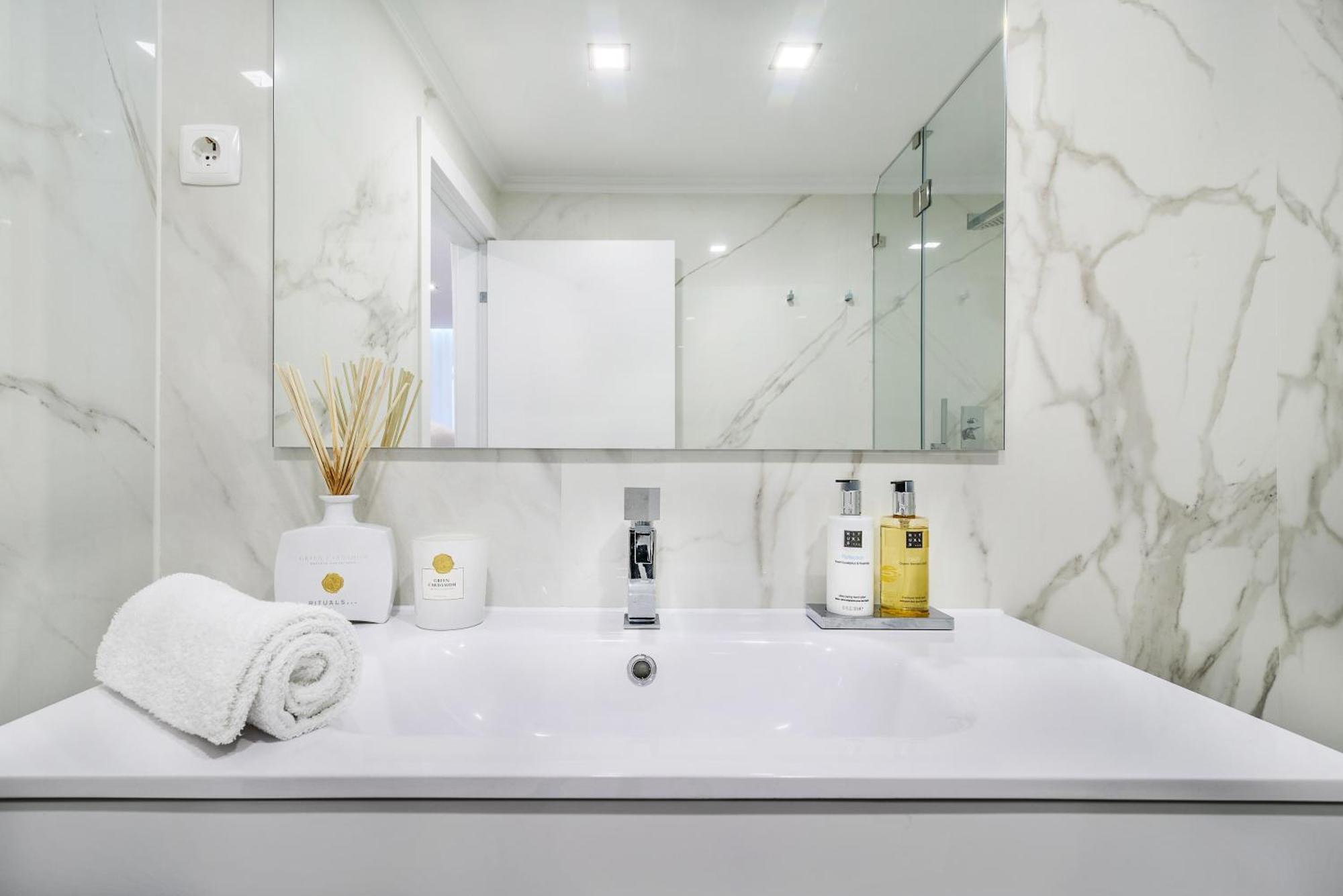 Whome Chic Escape: Your Stylish Haven In Downtown Lisboa
