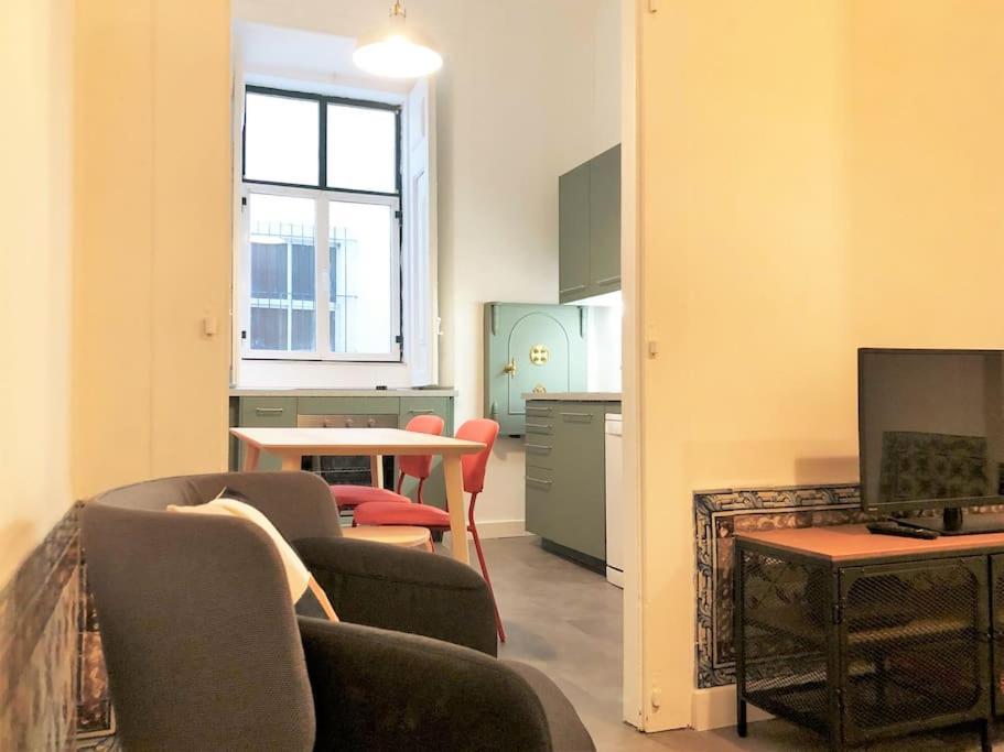 Sj1d+e Heart Of Baixa New A/c Spacious 2 Apts 5br2ba *