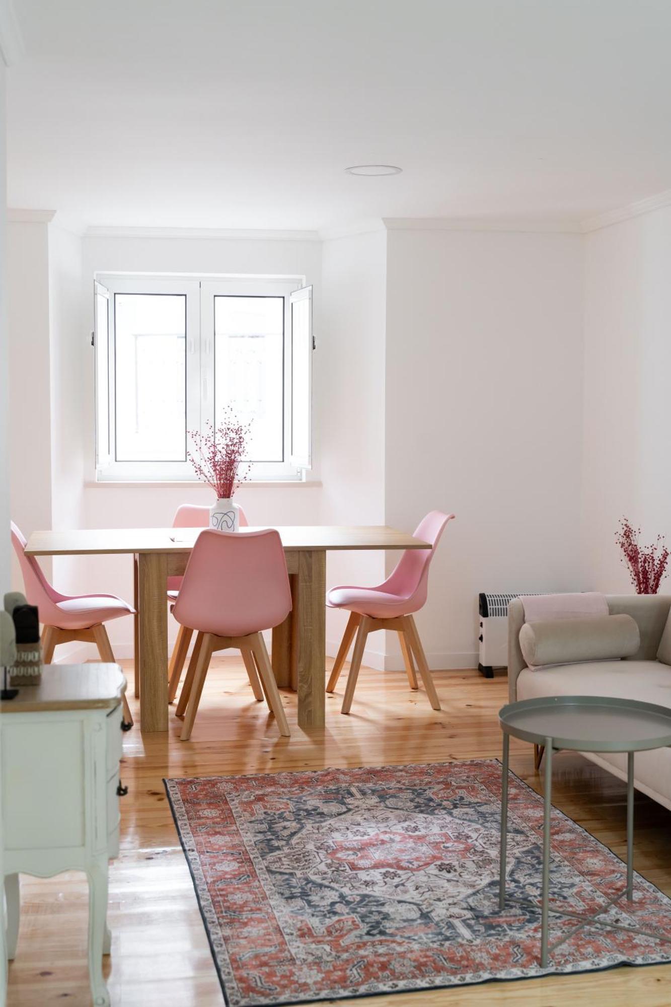 Cozy Bohemian Flat- Berry Lisboa