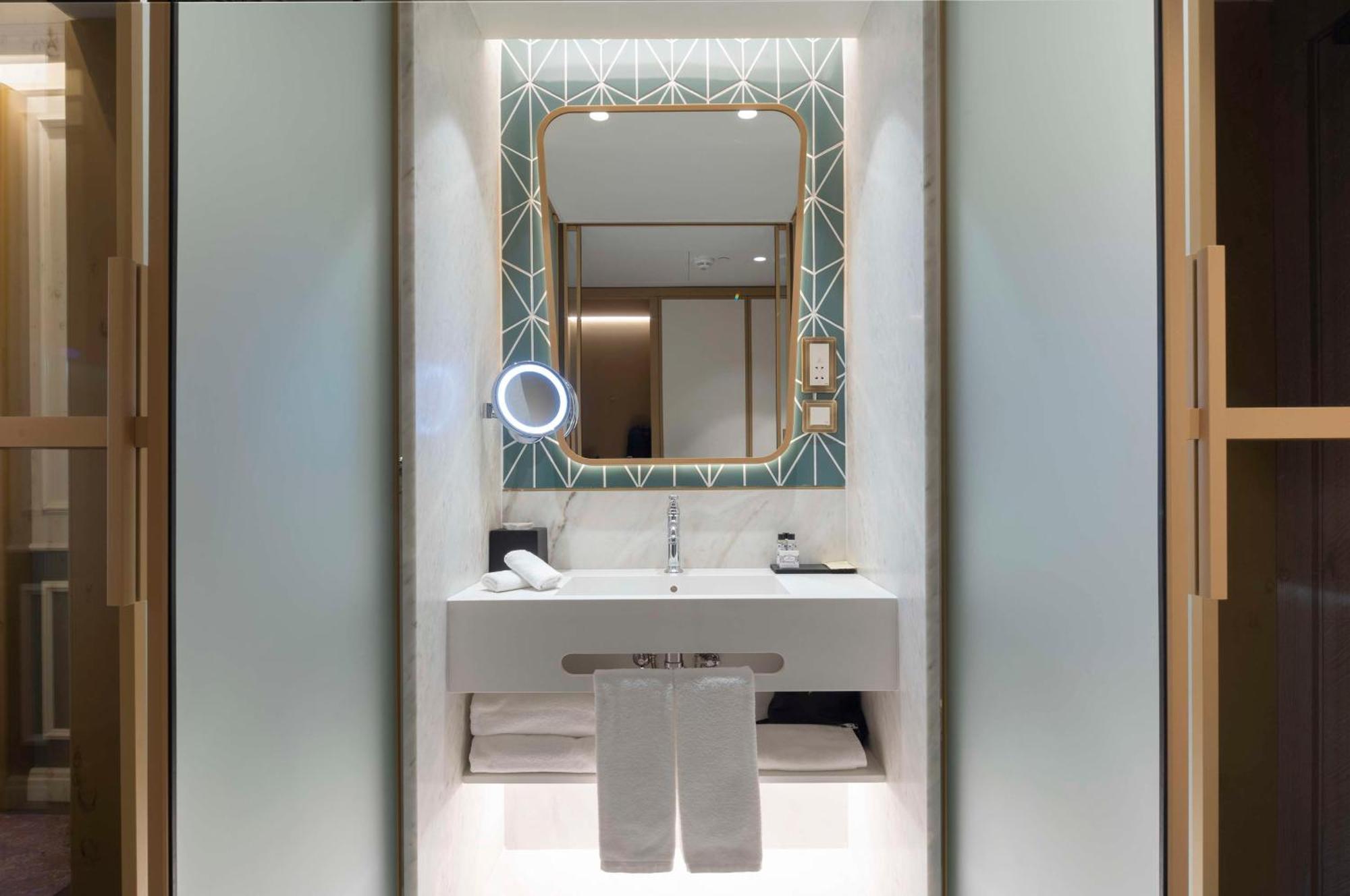 The Emerald House - Curio Collection By Hilton Lisboa