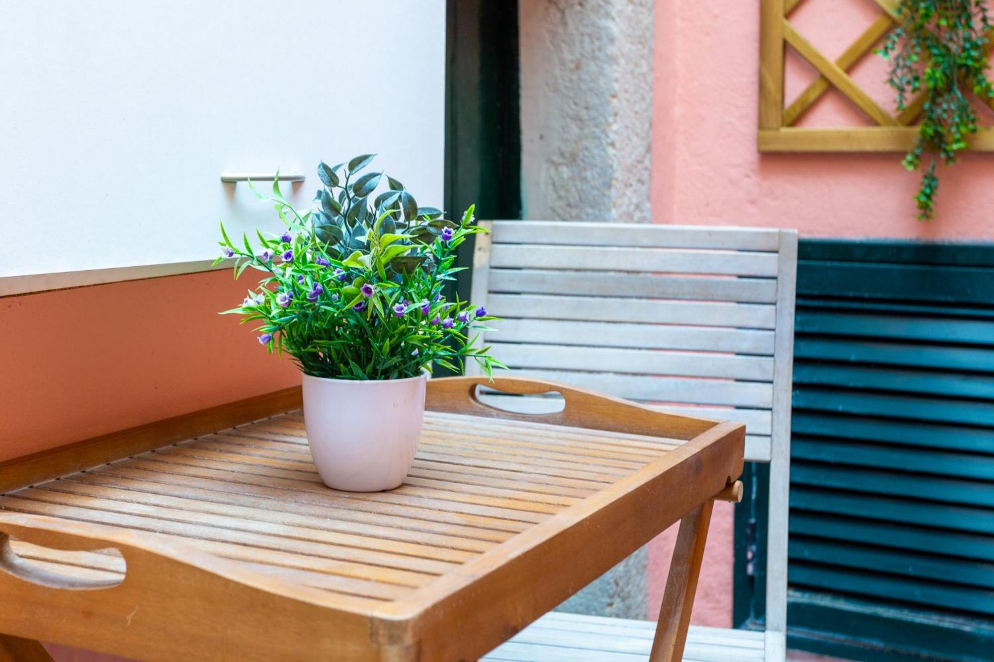 Camoes Lounge W/courtyard *