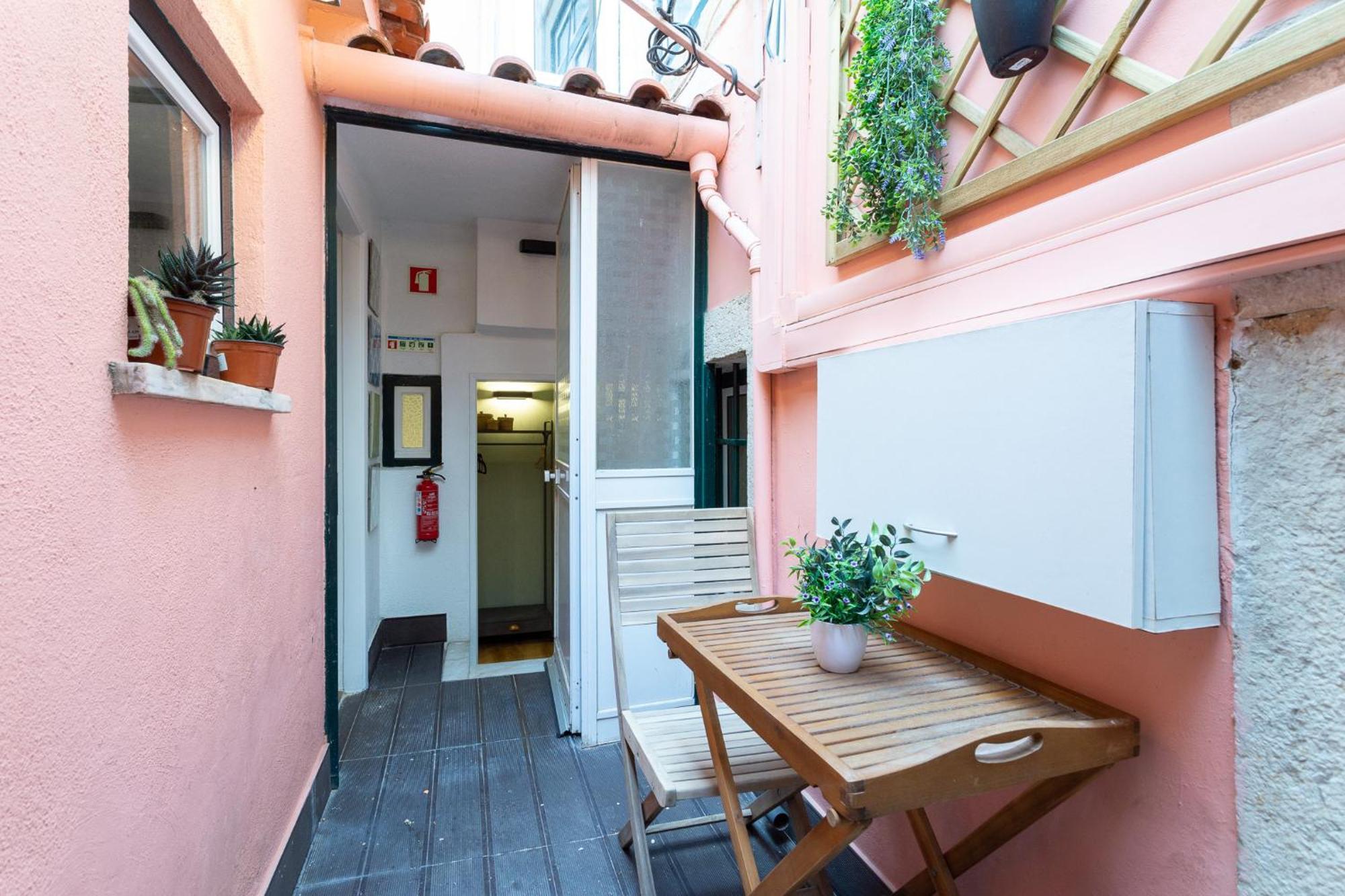 Camoes Lounge W/courtyard