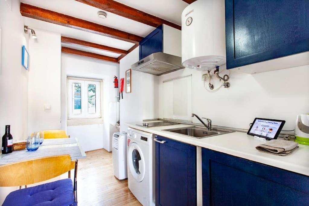 Apartamento Mouraria 2 - View From French Balcony & Smart Check-in *