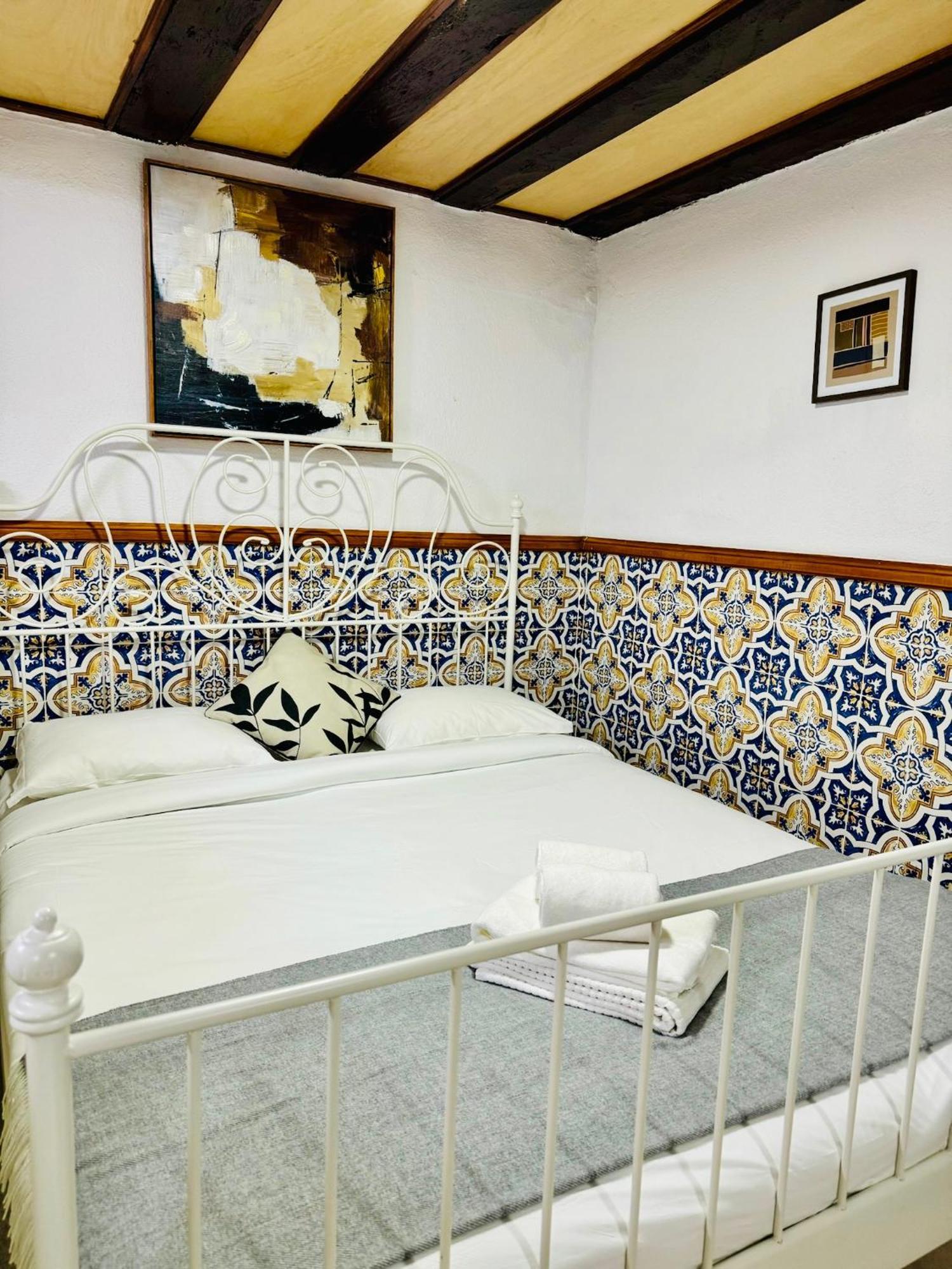 Authentic Portuguese Home- Alfama Apartment Lisbon