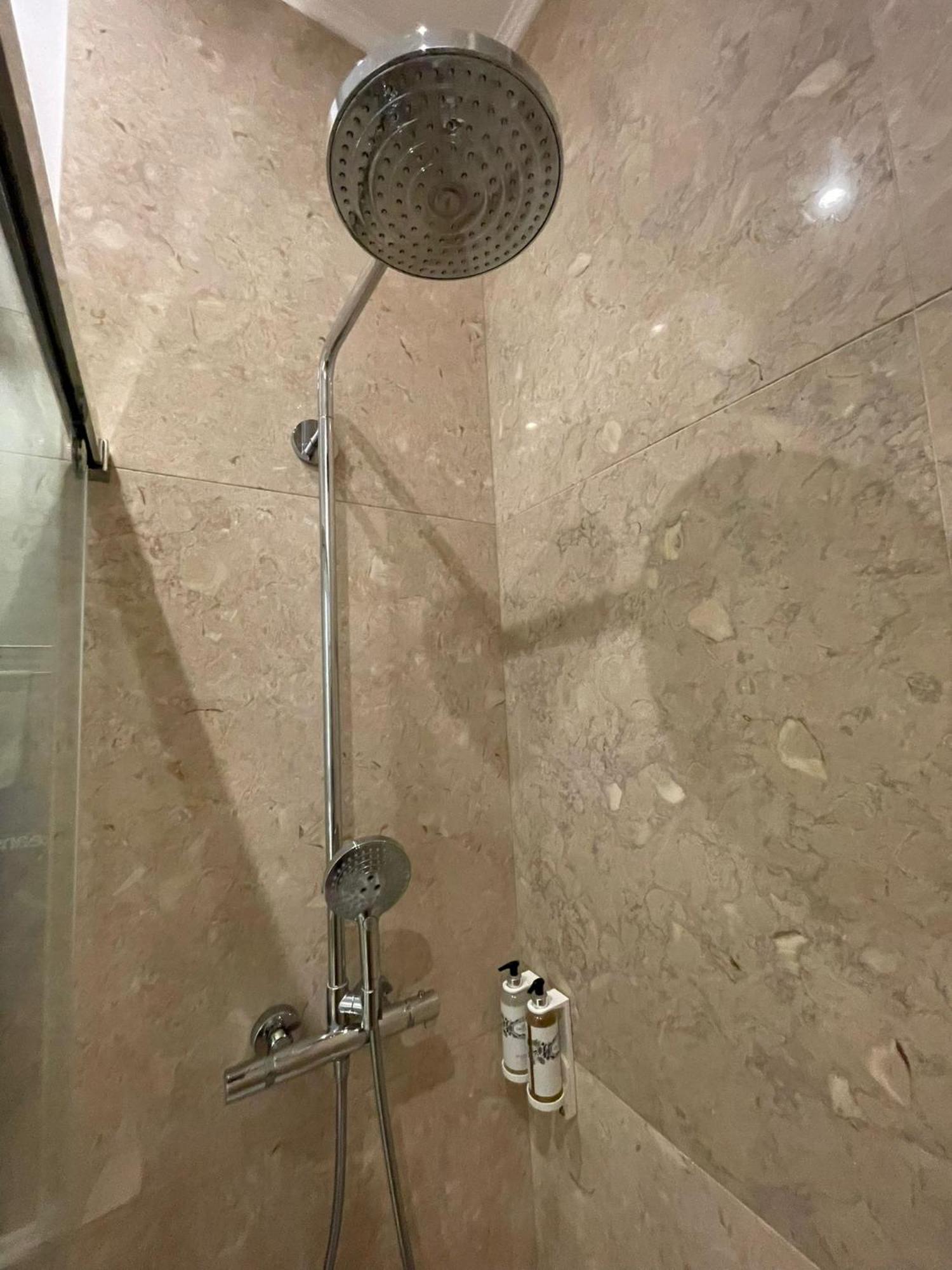 Quarto Grande Com Varanda, Wc Partilhado Quarto em Acomodações Particulares