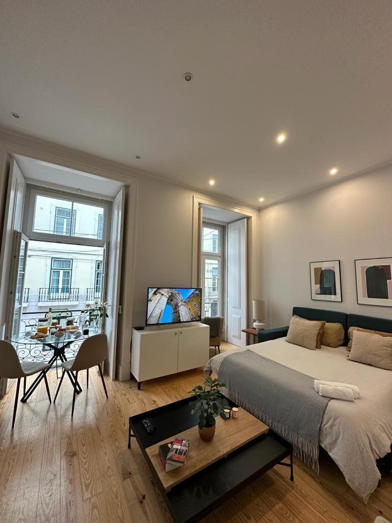Quarto Grande Com Varanda, Wc Partilhado * Lisboa