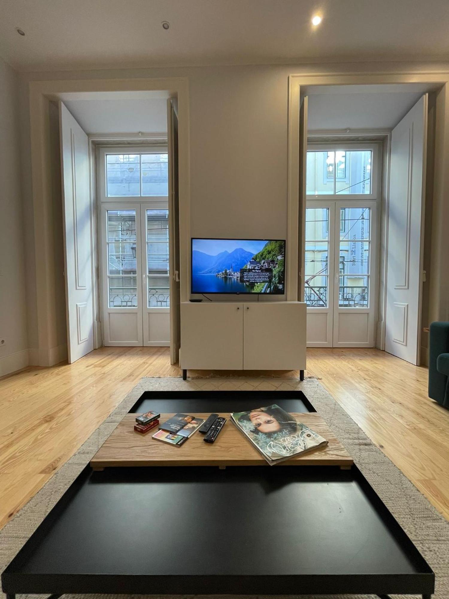 Quarto Grande Com Varanda, Wc Partilhado *