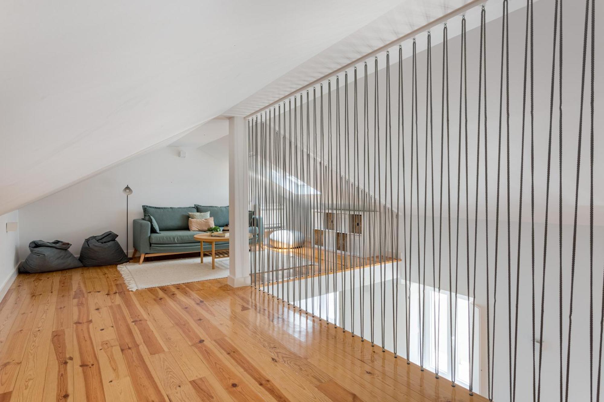 Joivy Riverside Bohemian Maisonette Apartment *