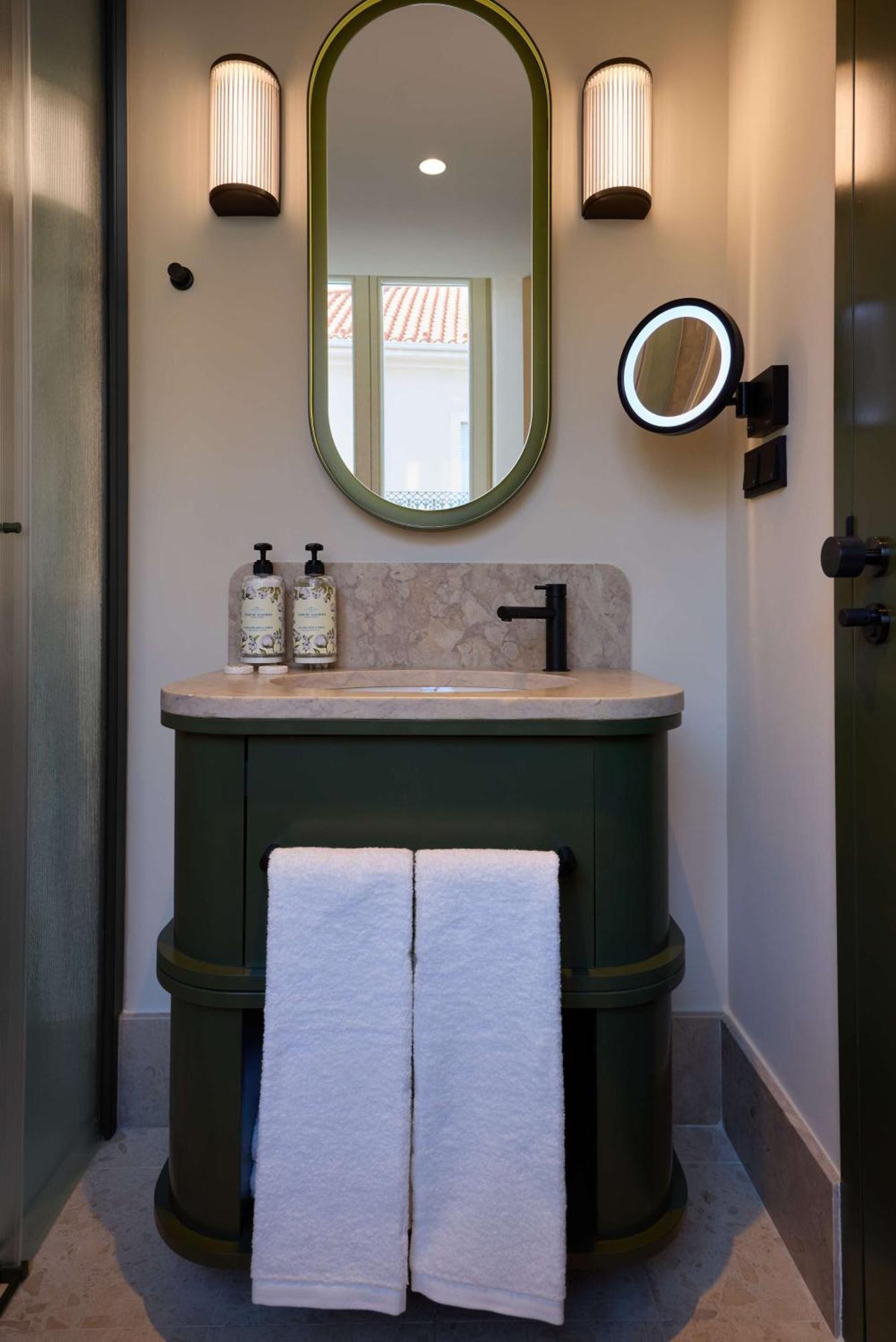 Hotel Duo Lisbon, Curio Collection By Hilton 4*