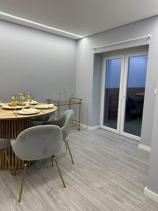 Apartamento Duplex Com Jacuzzi Em Olival Basto *
