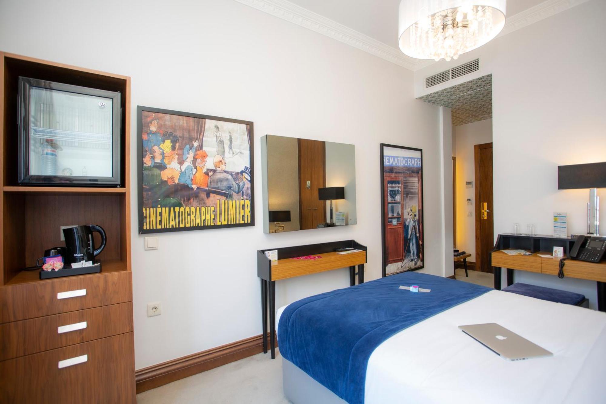 Casual Belle Epoque Hotel 4*
