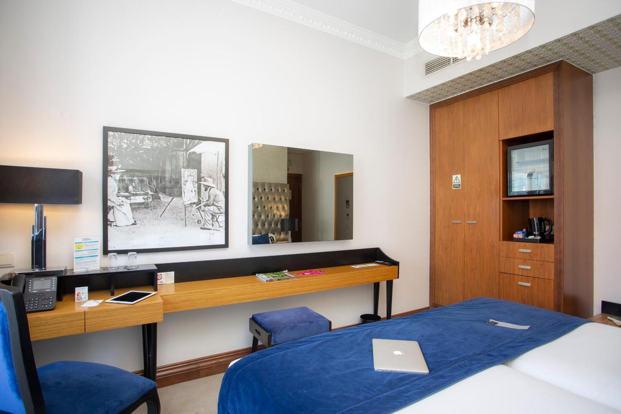 Casual Belle Epoque Hotel 4*