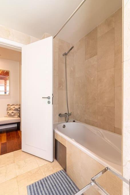 Chiado Deluxe Terrace 3 Bedroom Apartamento *