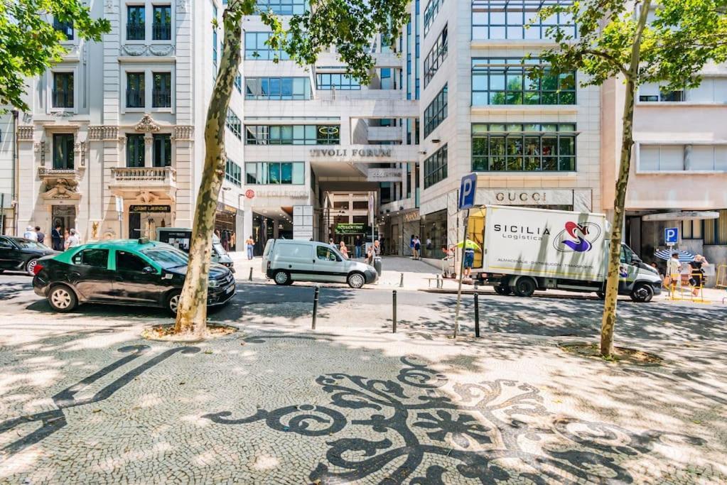 Lay Your At Avenida Da Liberdade * Lisboa