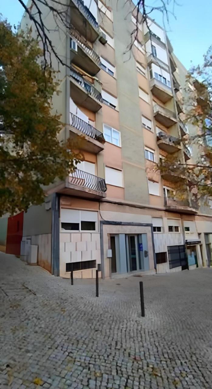 Cama Queen Benfica Em Familiar - Casa De Banho Compartilhada - Temos Cao