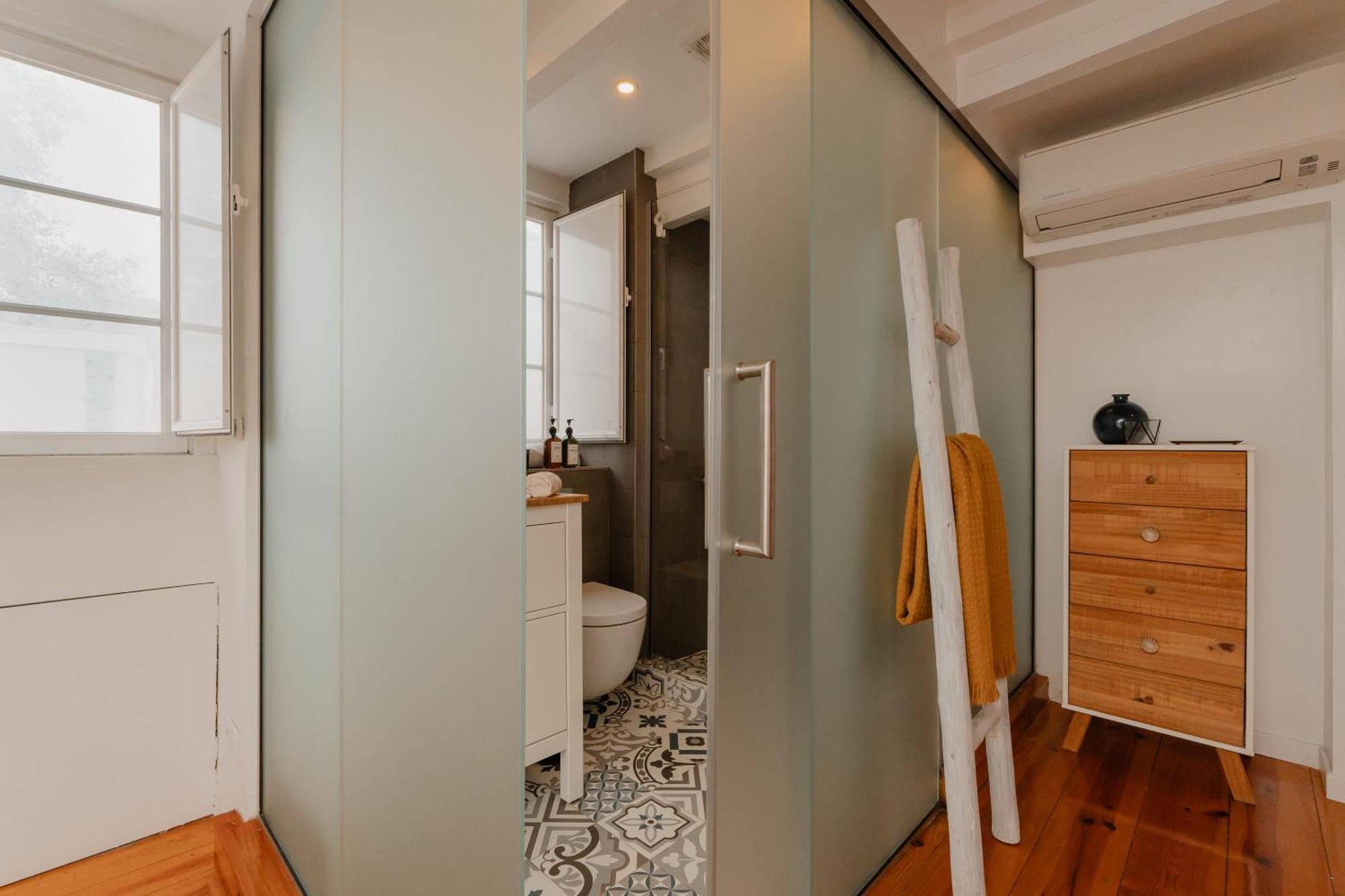 Stylish Getaway In A Mezzanine Flat By The Castle Apartamento Lisboa