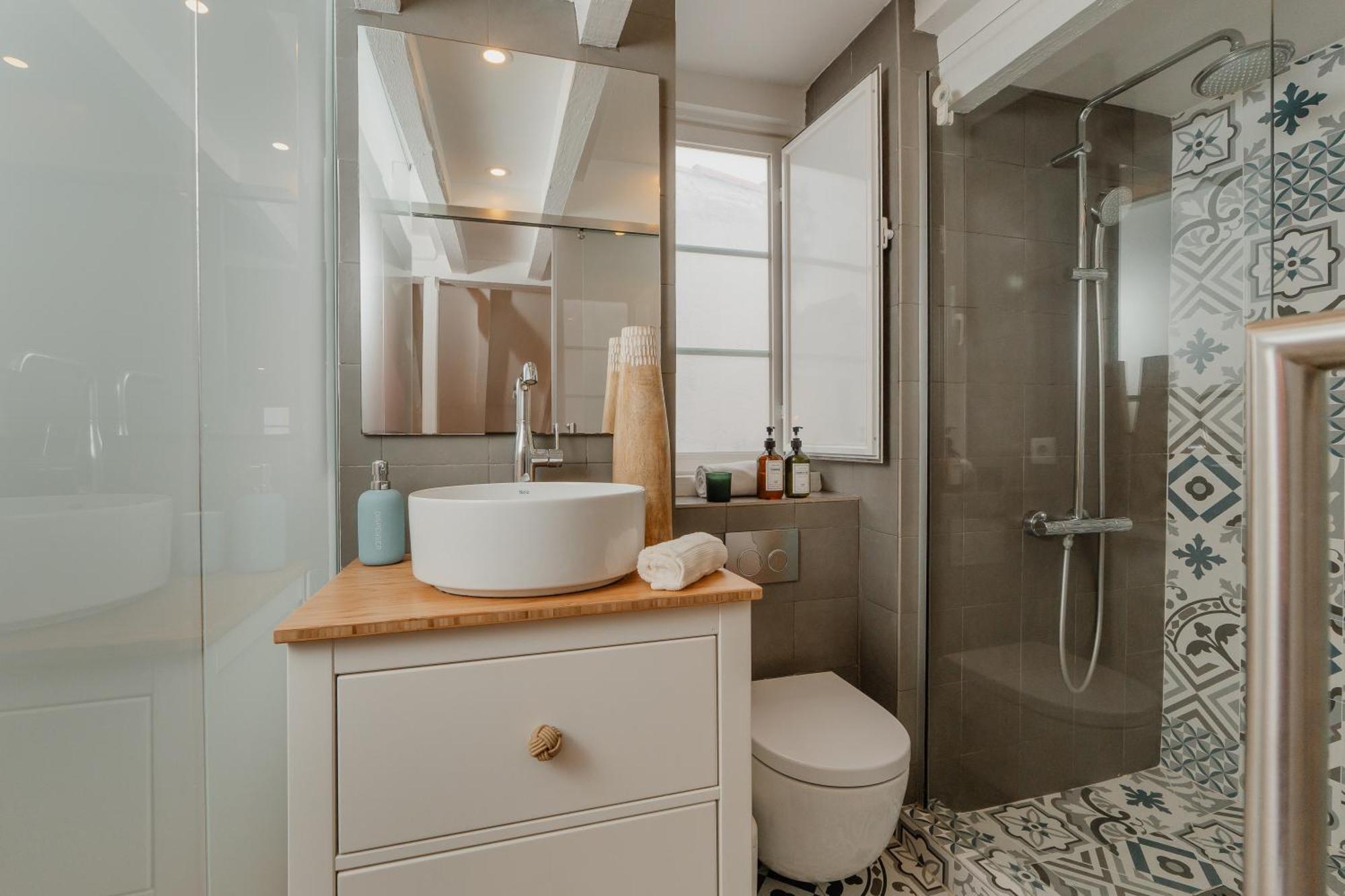 Stylish Getaway In A Mezzanine Flat By The Castle * Lisboa