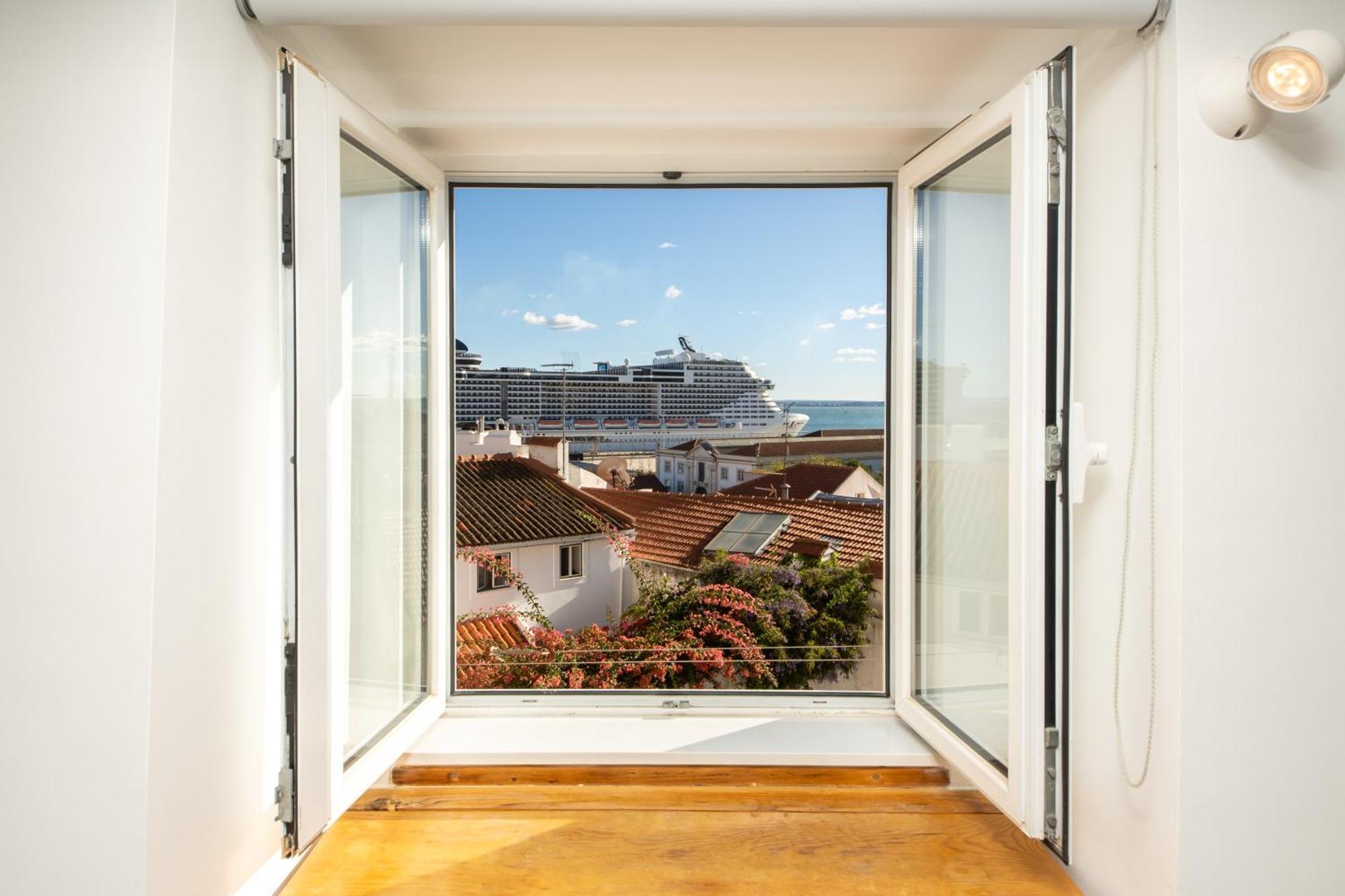 Stunning River View In Historic Alfama Apartamento