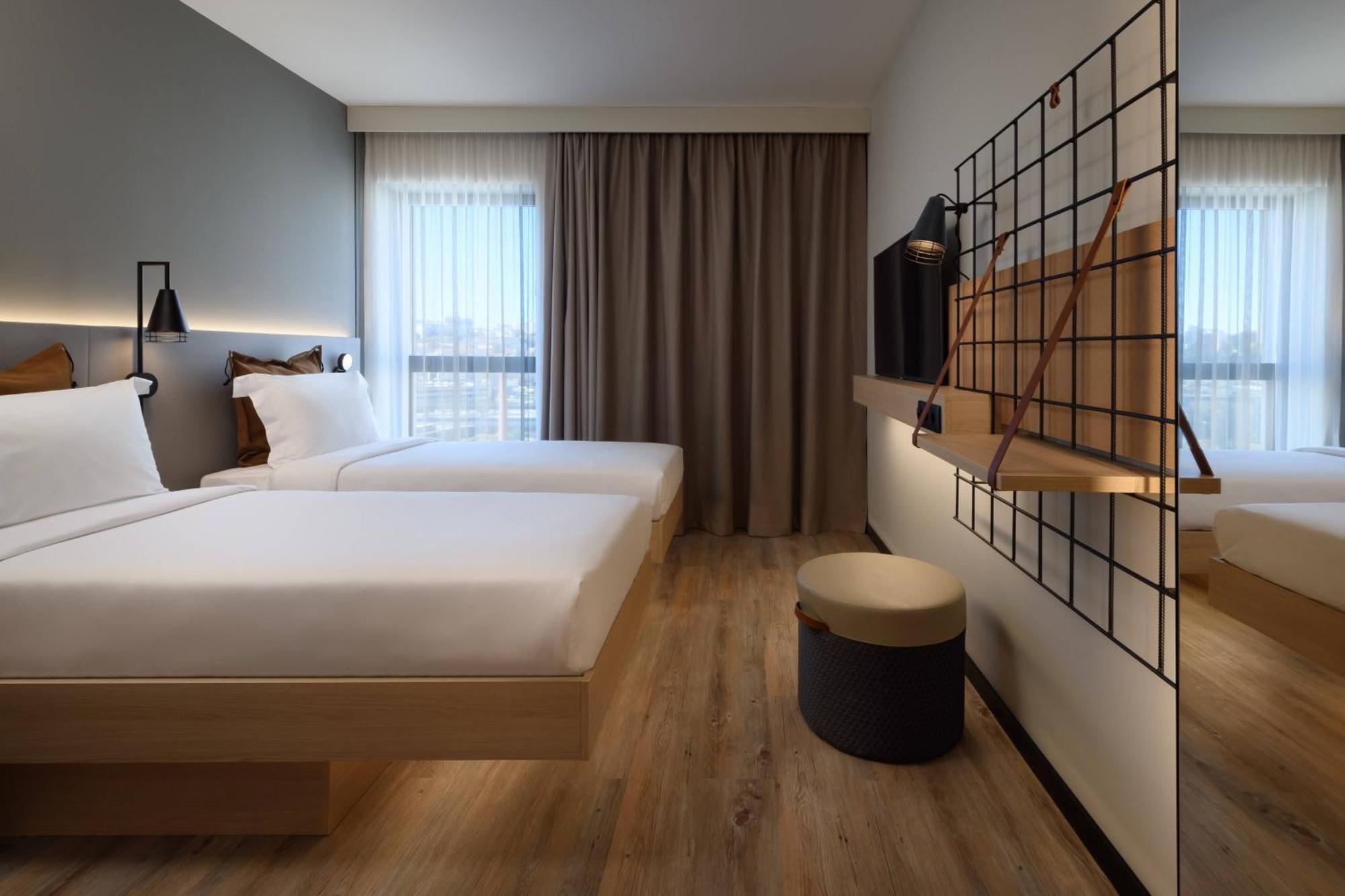 Moxy Oriente 3*