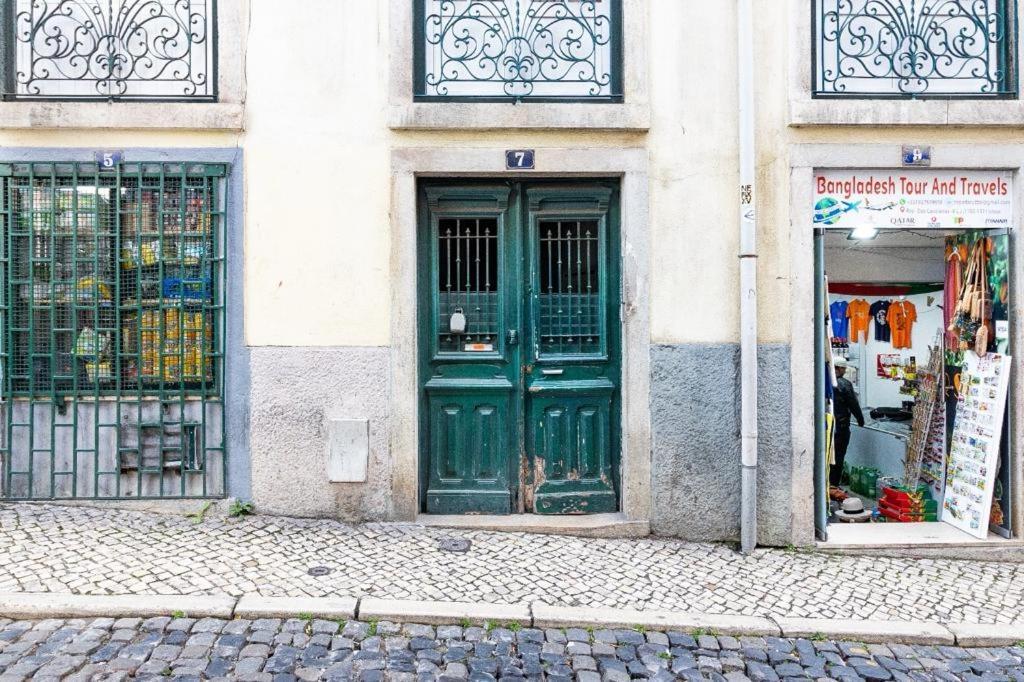 Mourarias Place - Yellow * Lisboa