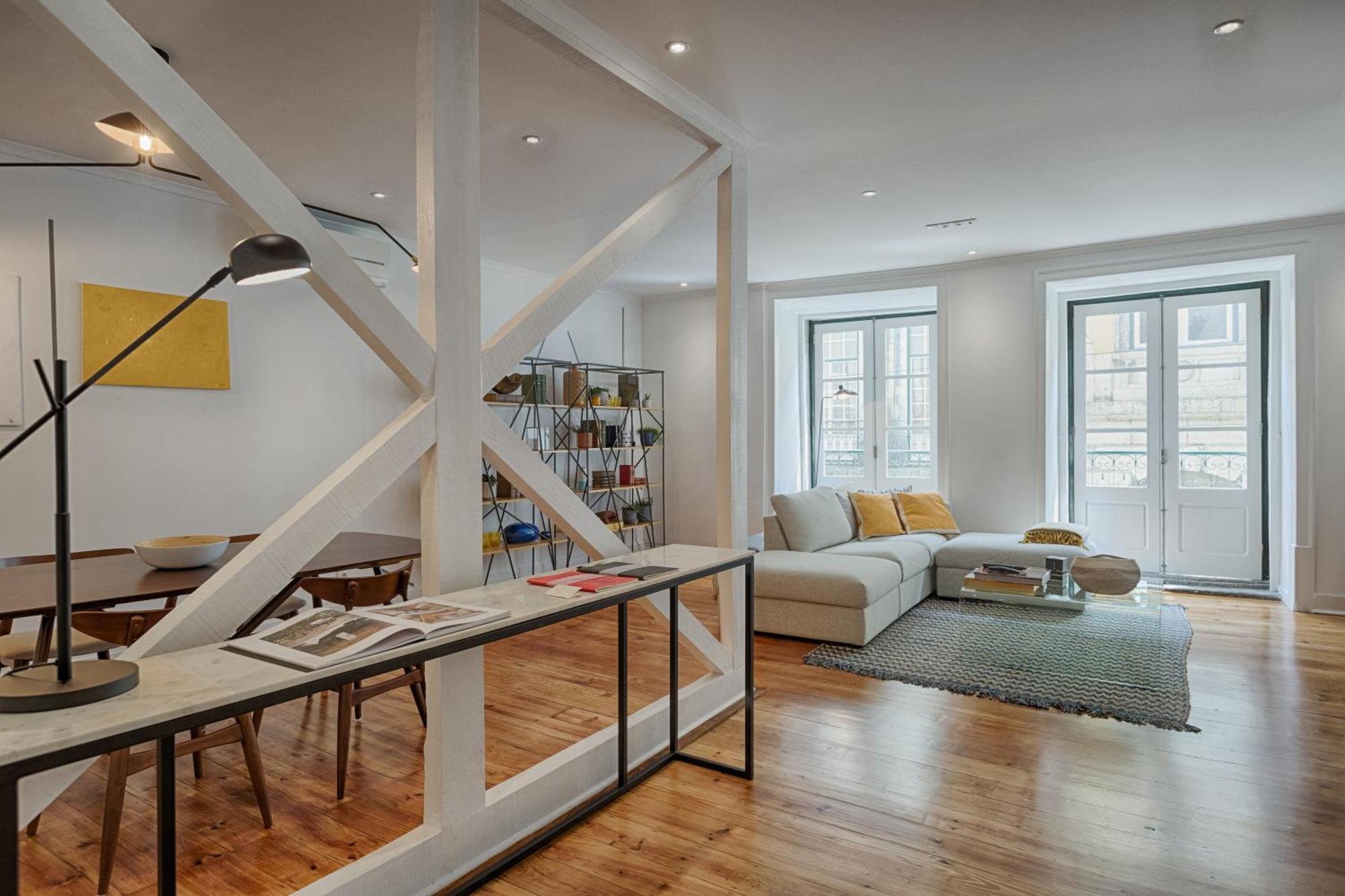 Architectural Gem In Bica Apartment