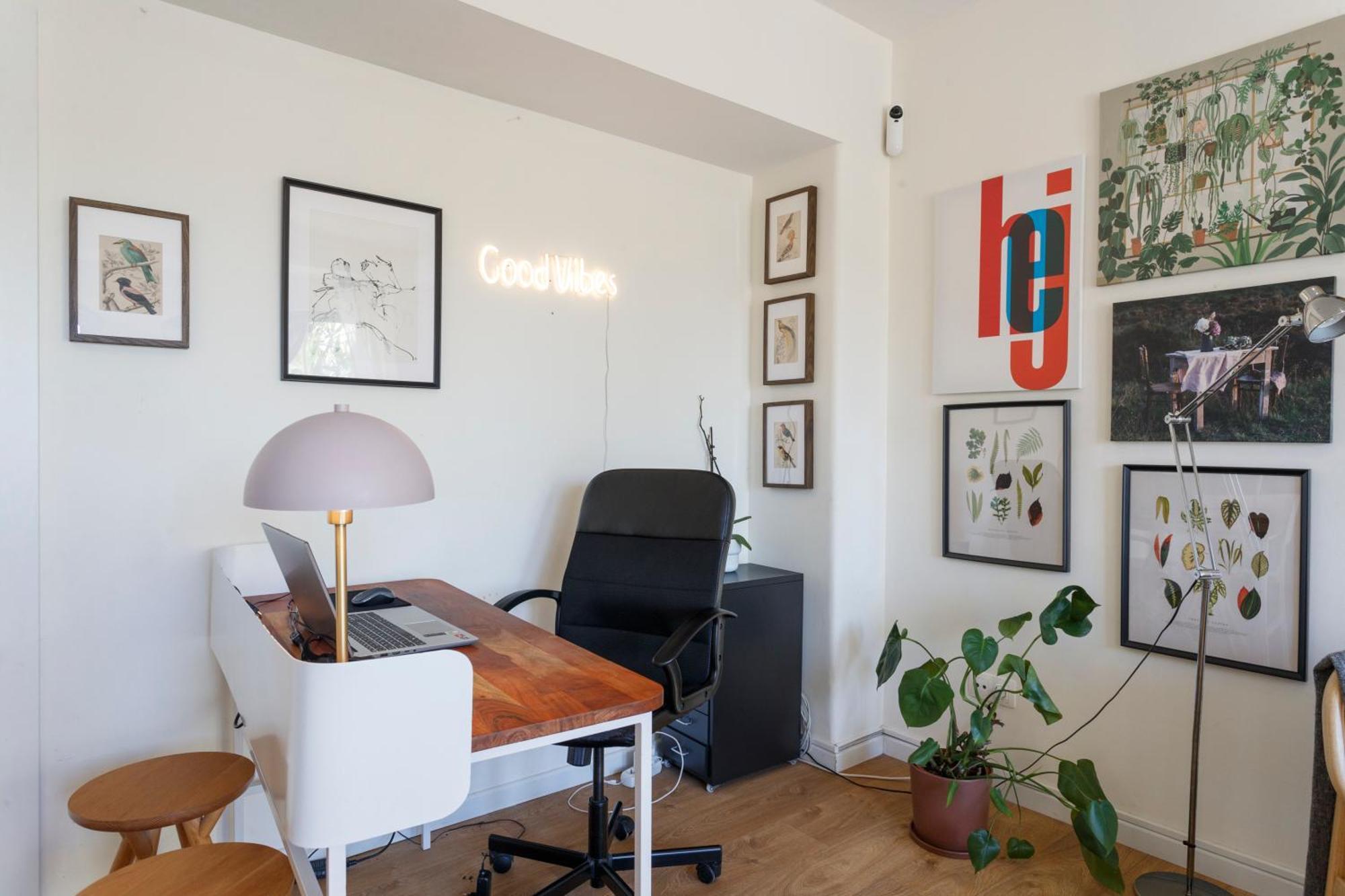 Pop The Cork In By Misha's Place 5b * Lisboa