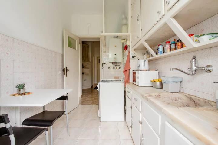 Cama Queen Benfica Em Familiar - Casa De Banho Compartilhada - Temos Cao