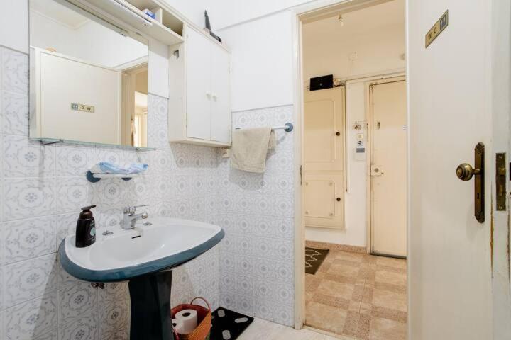 Cama Queen Benfica Em Familiar - Casa De Banho Compartilhada - Temos Cao