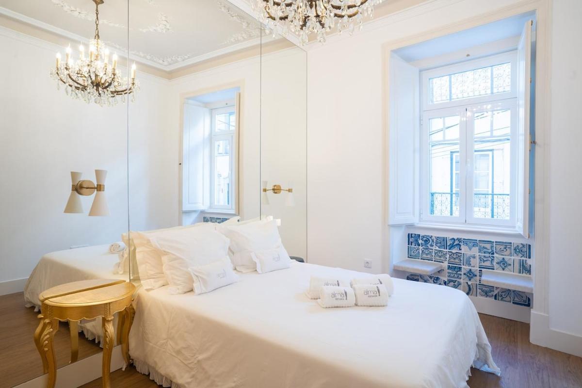 Baroque With Patio Portuguese Soul Bica Tram 4p Apartamento *
