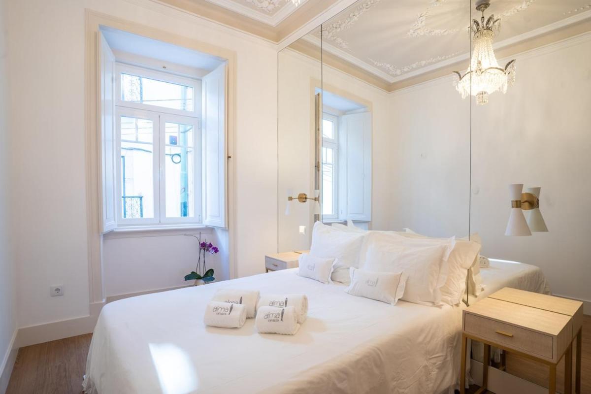 Baroque With Patio Portuguese Soul Bica Tram 4p Apartamento