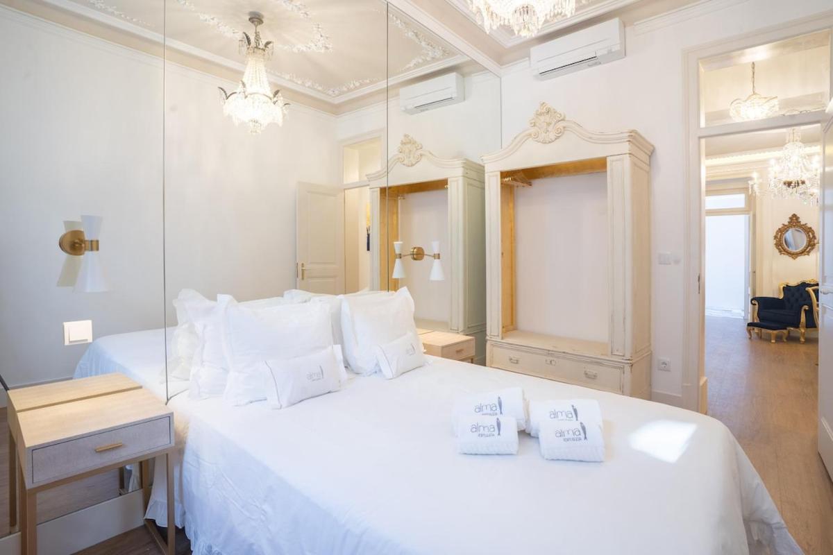 Baroque With Patio Portuguese Soul Bica Tram 4p Apartamento *