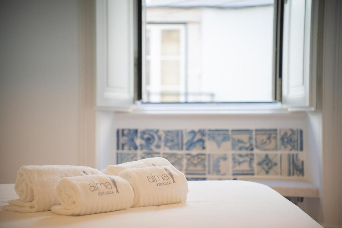 Baroque With Patio Portuguese Soul Bica Tram 4p Apartamento