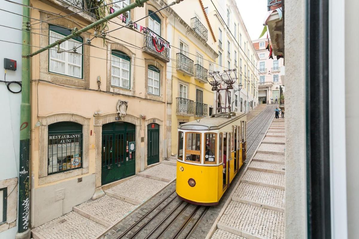 Baroque With Patio Portuguese Soul Bica Tram 4p Apartamento