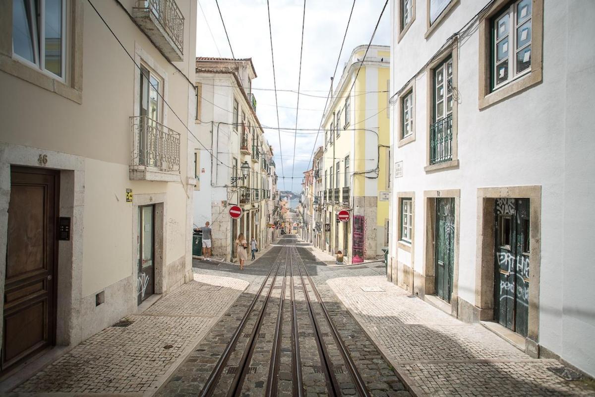 Baroque With Patio Portuguese Soul Bica Tram 4p Apartamento