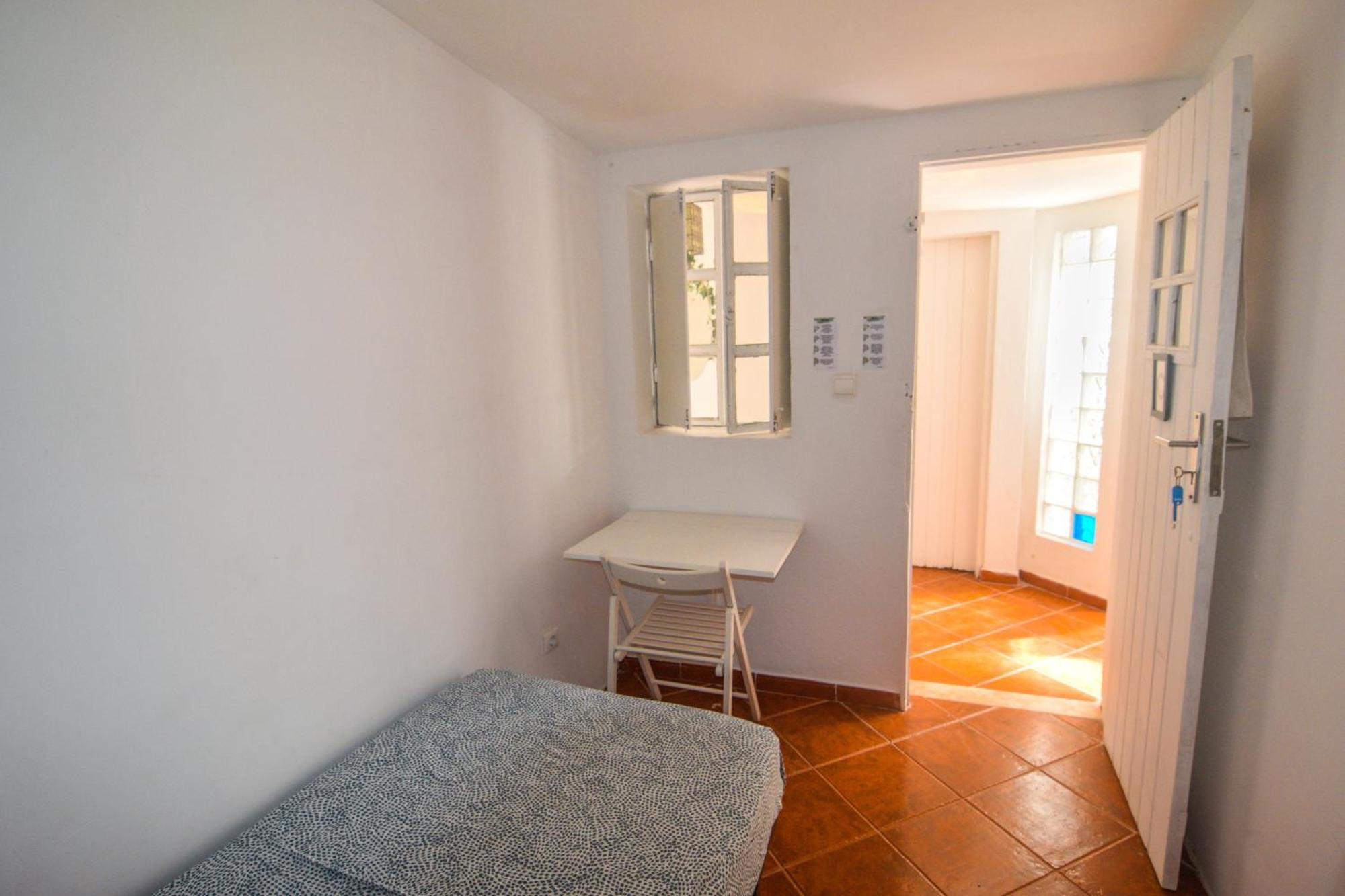 Shared With Bright Private Patio In Guest house Lisbon