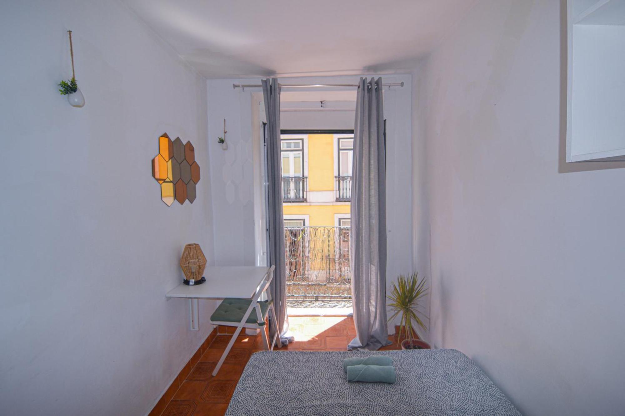 Shared With Bright Private Patio In * Lisbon