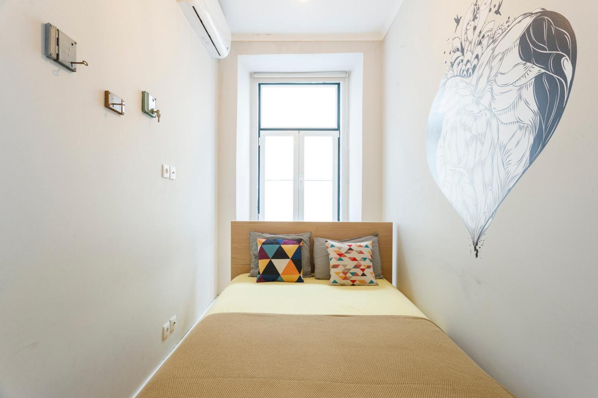 Pleasant Bedrooms In Shared House In The Center Of Praca Da Figueira Lisboa