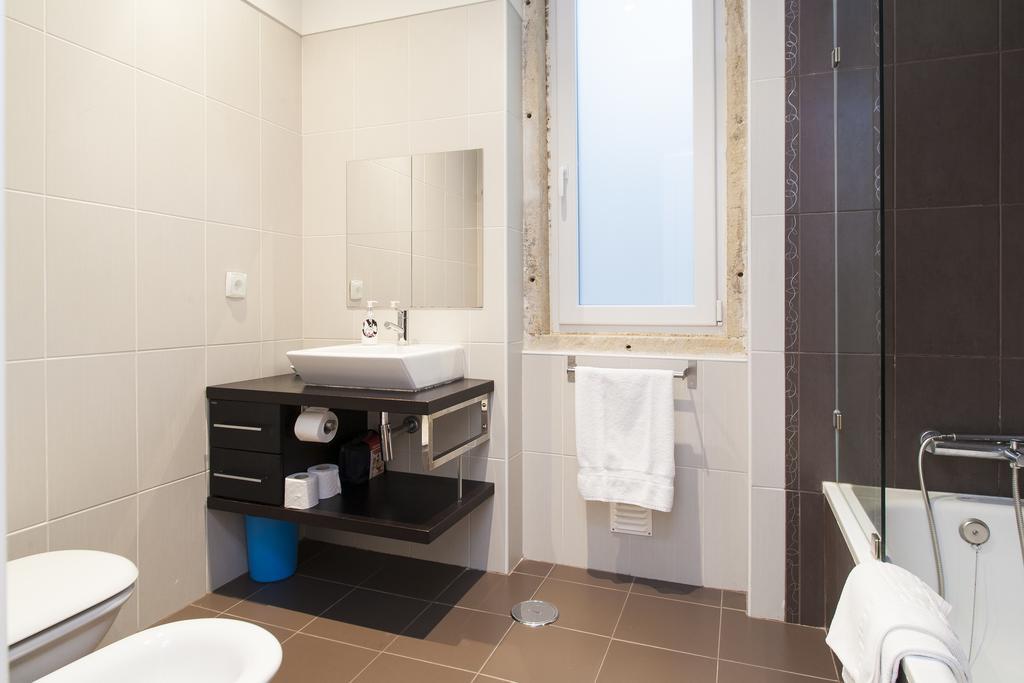 Joivy Stunning 3br Apt With Balcony, Nearby Saldanha Subway & Ist