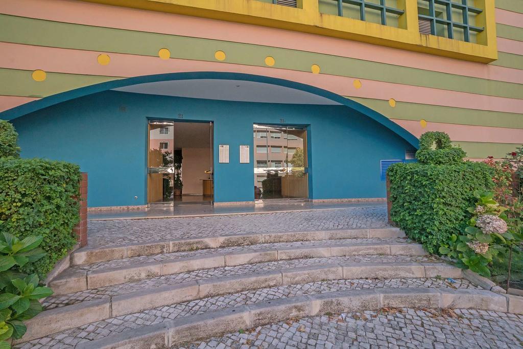 1-minute Walk To The Metro And 2 To The Supermarket Lisboa