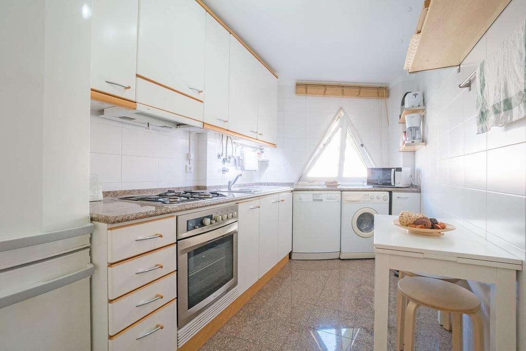 1-minute Walk To The Metro And 2 To The Supermarket Apartamento Lisboa