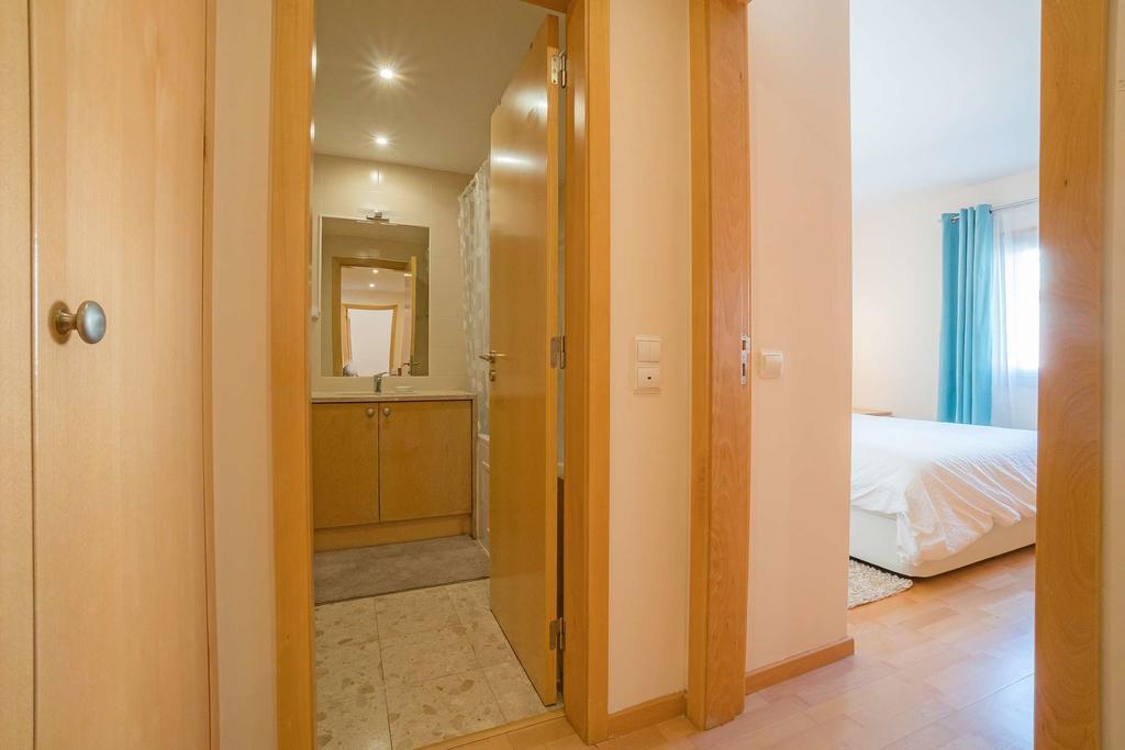 1-minute Walk To The Metro And 2 To The Supermarket Lisboa