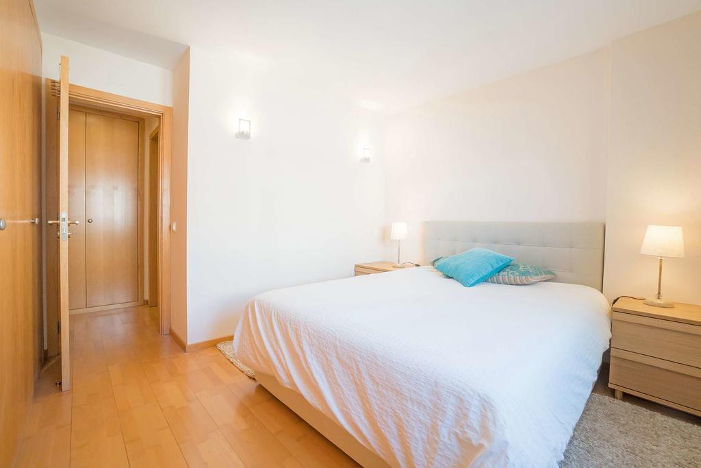 1-minute Walk To The Metro And 2 To The Supermarket Apartamento