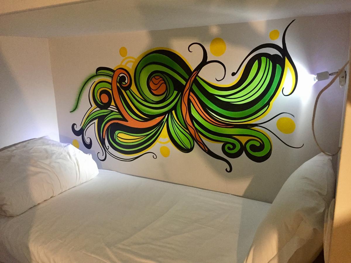 Hostal Golden Tram 242 & *