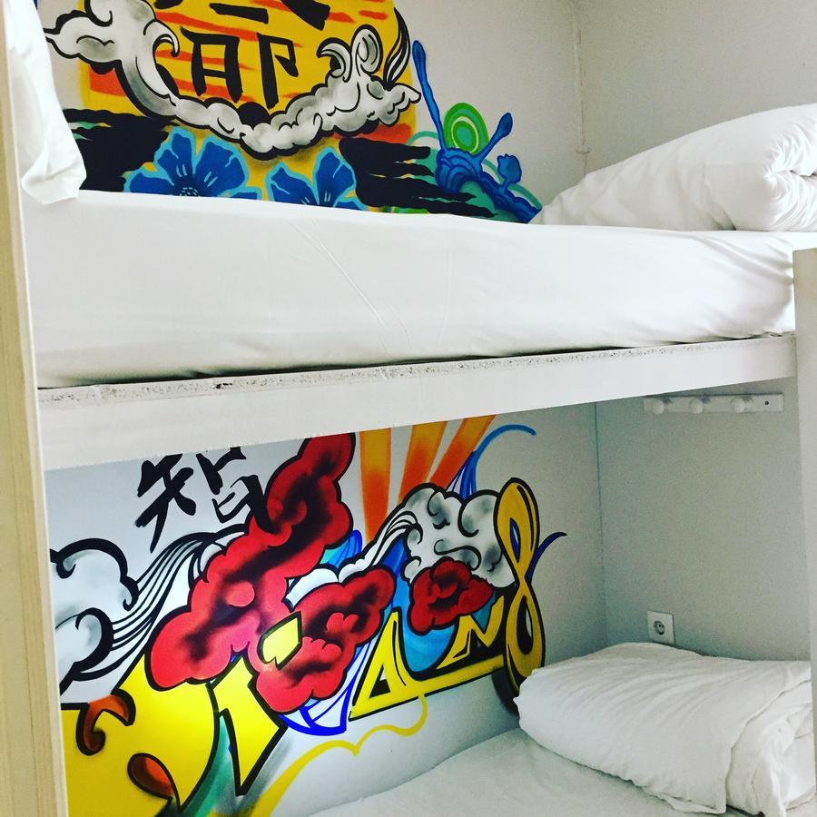 Hostal Golden Tram 242 & *