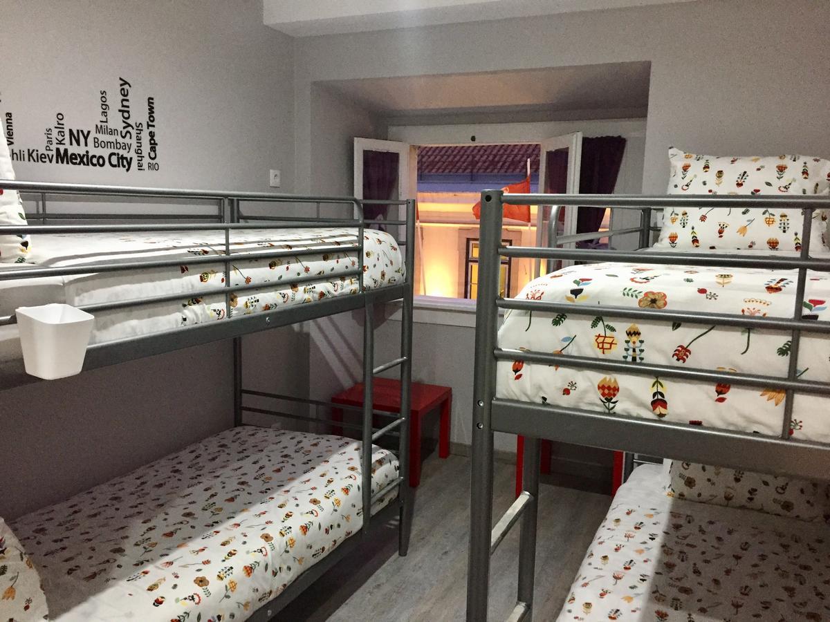 Hostal Golden Tram 242 & *
