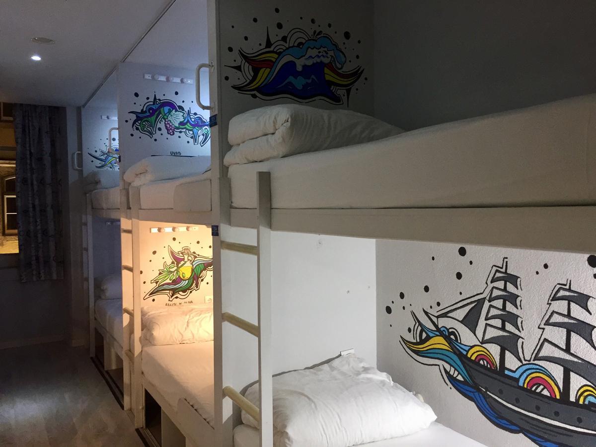 Hostal Golden Tram 242 & *