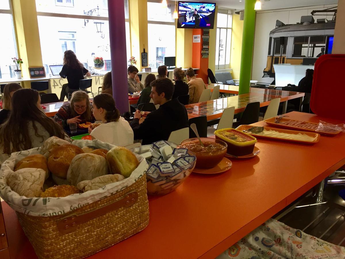 Hostal Golden Tram 242 &