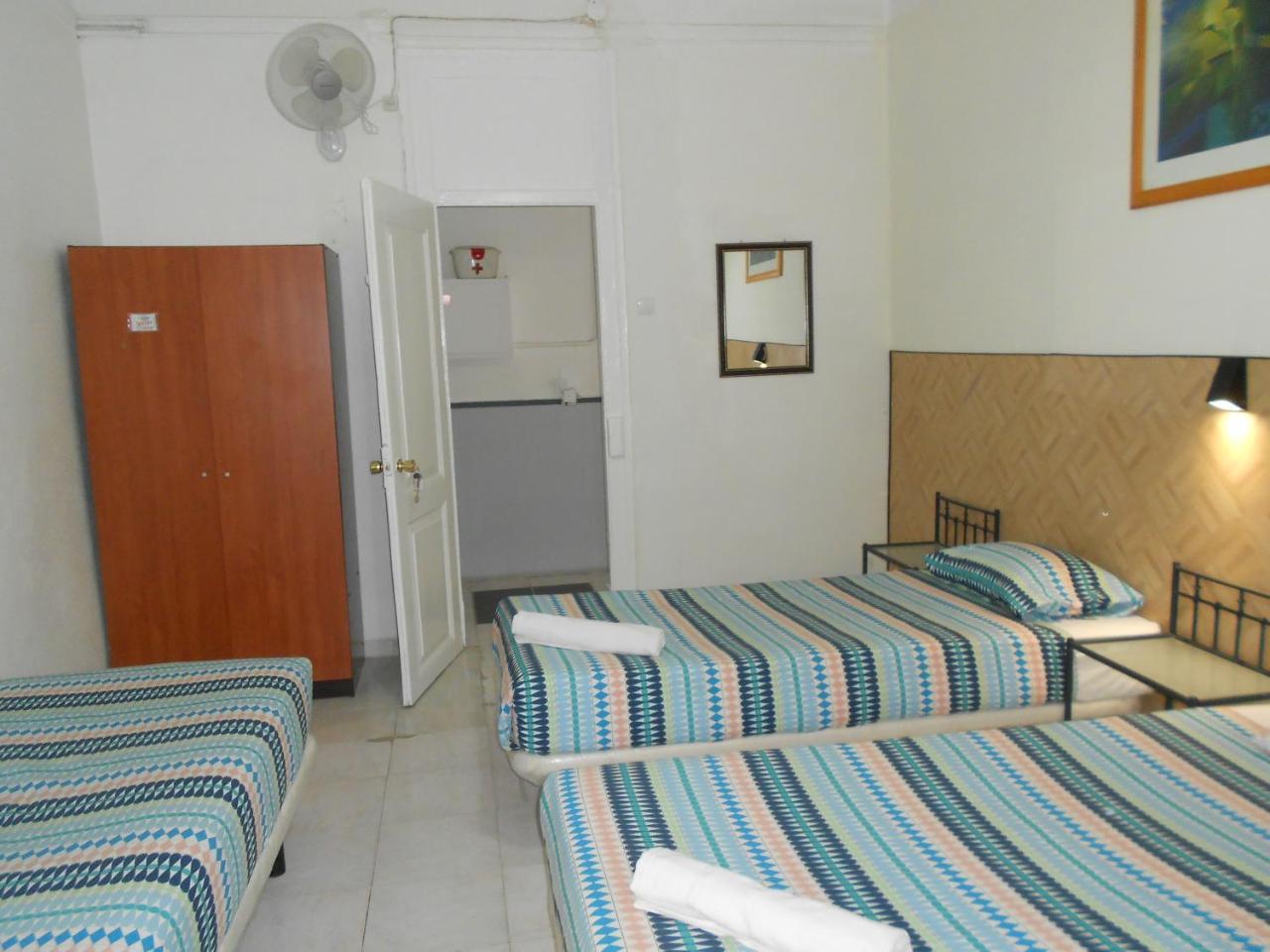 Crescent Hostal *